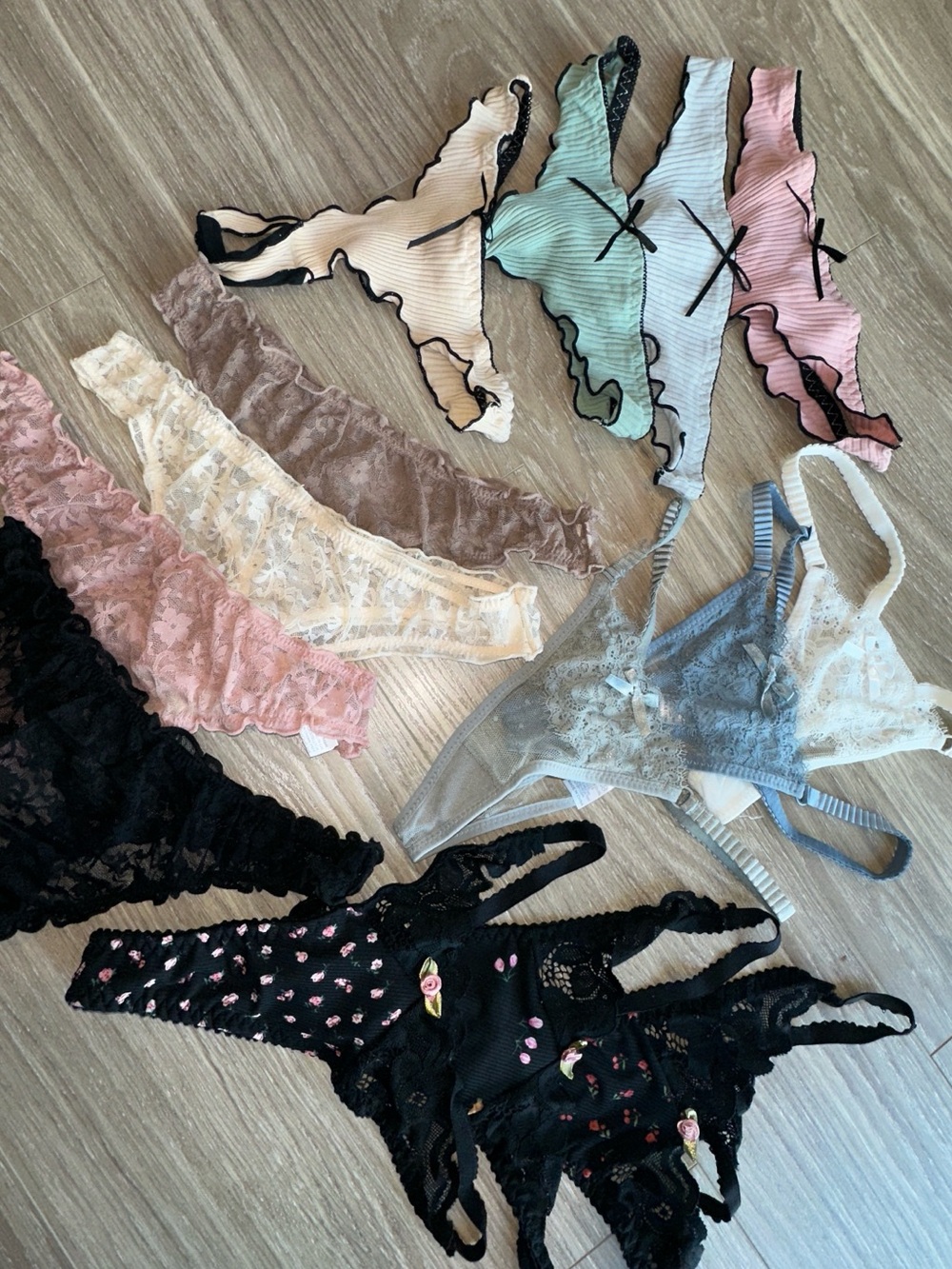 Thongs! - Picture 2 of 14